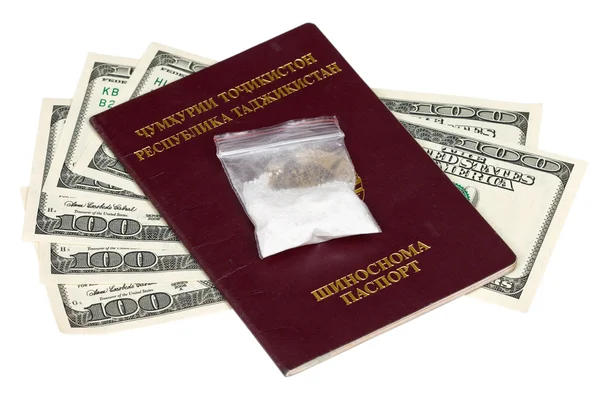 Paquete con droga sobre el pasaporte de Tayikistán y dólares estadounidenses —  Fotos de Stock