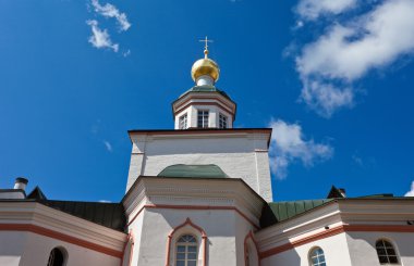 Mavi gökyüzü arka plan üzerinde Rus kilise kulesi