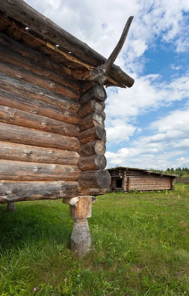 Oude traditionele Russische houten huis x eeuw, fragment. — Stockfoto