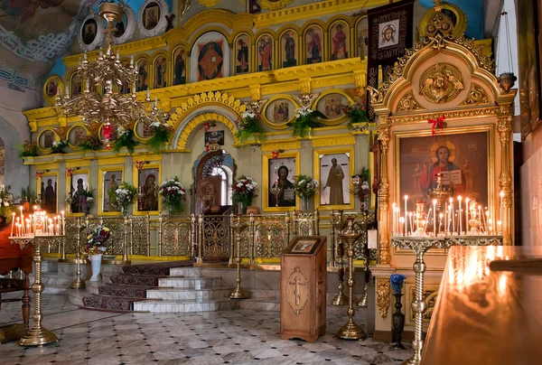 Interiör i rysk ortodox kyrka — Stockfoto