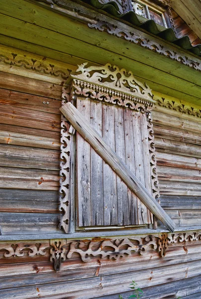 Janela de madeira velha com ornamento — Fotografia de Stock