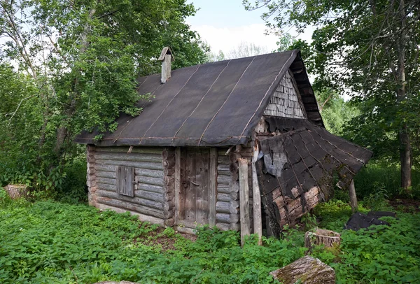 Rus köyündeki eski ahşap ev. — Stok fotoğraf