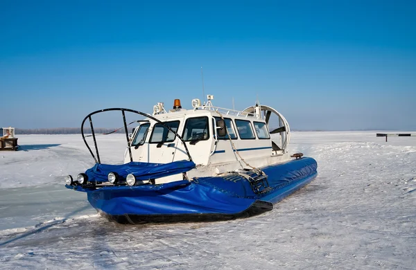 Hovercraft op de oever van bevroren rivier — Stockfoto