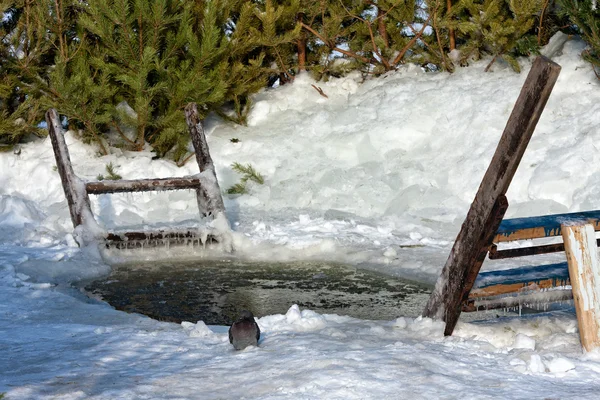 Зимова крижана діра на річці — стокове фото
