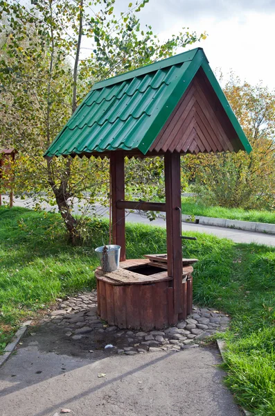 Pozzo d'acqua di campagna con un secchio. — Foto Stock