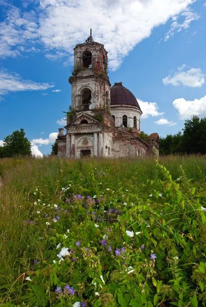 Antiga igreja deserta na região de Novgorod, Rússia — Fotografia de Stock