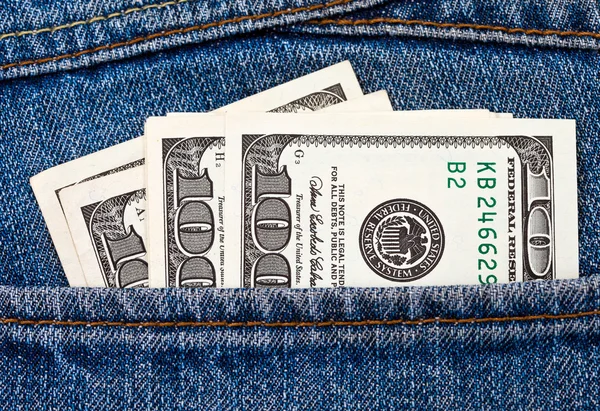 Dólares estadounidenses en el bolsillo trasero de los jeans —  Fotos de Stock