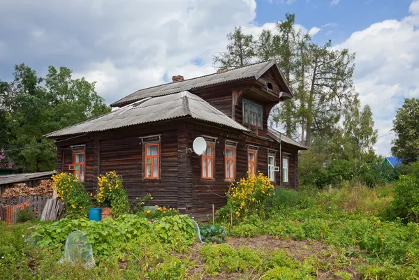 Stary drewniany dom w rosyjskiej wsi — Zdjęcie stockowe