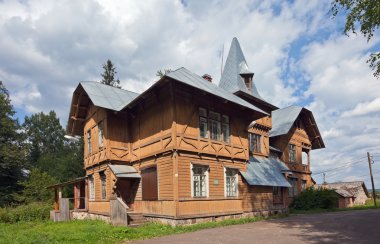 Rus köyündeki eski ahşap ev.