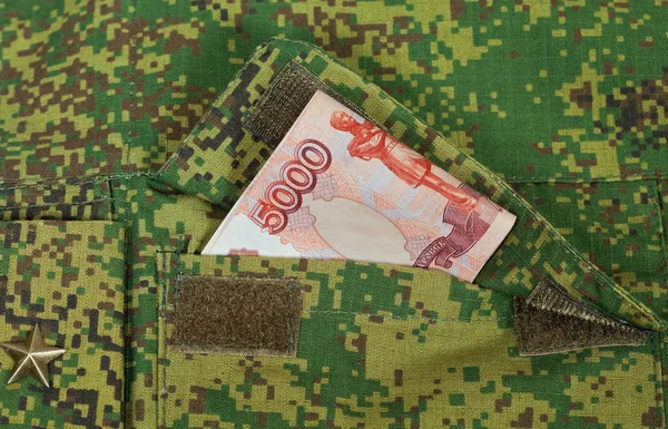 De post Bankbiljetten in de militaire uniform zak — Stockfoto