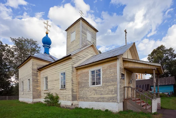 Pequeña iglesia de madera en la región de Novgorod, Rusia — Foto de Stock
