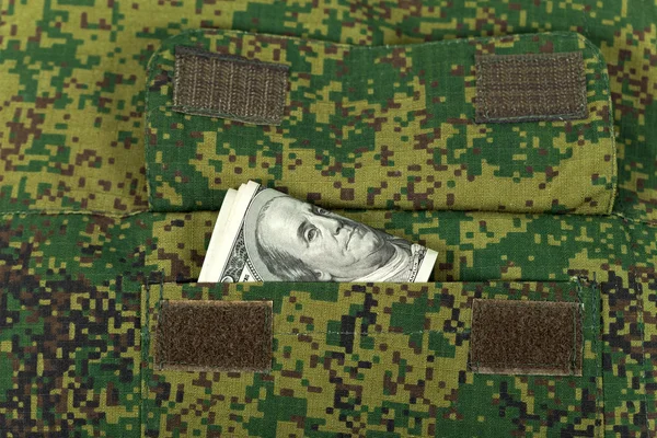 군사 유니폼 주머니에 지폐 — 스톡 사진