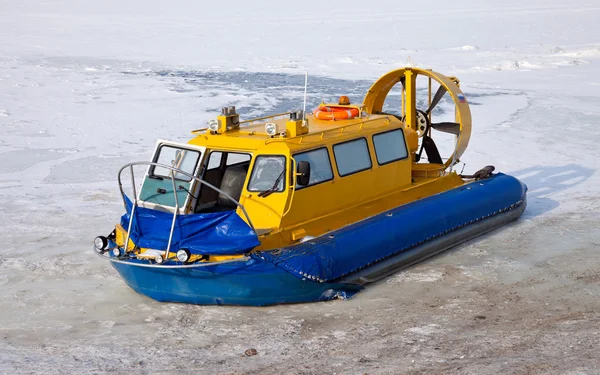 Hovercraft aan de oever van een bevroren rivier — Stockfoto