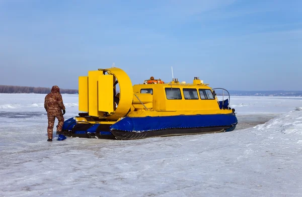 Hovercraft aan de oever van een bevroren rivier — Stockfoto