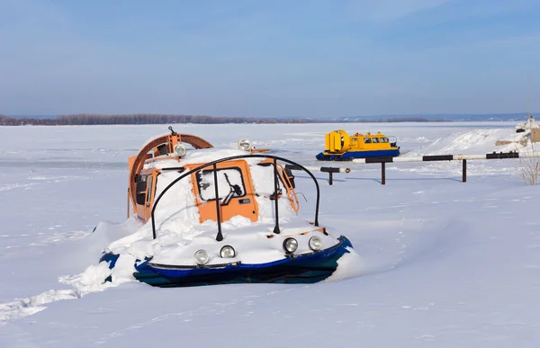 Hovercraft sulla riva di un fiume ghiacciato — Foto Stock