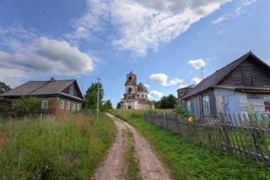 Novgorod bölgesinde terk edilmiş eski bir kilise, Rusya