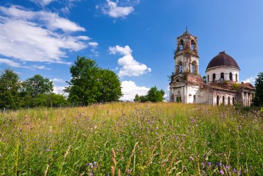 Novgorod bölgesinde terk edilmiş eski bir kilise, Rusya