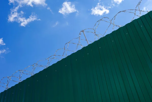 Taggtråd på blå himmel bakgrund — Stockfoto
