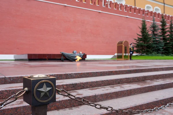 Вечный огонь у Кремлевской стены в Москве, Россия — стоковое фото