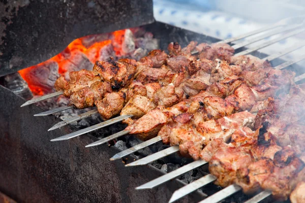 Smakelijk vers vlees shish kebab (sjasliek) opgesteld op een gril — Stockfoto