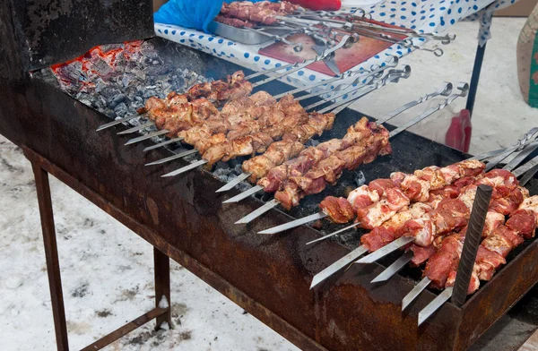 Antipasto di carne fresca shish kebab (shashlik) preparato su una griglia — Foto Stock