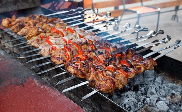 Aptitretande färskt kött shish kebab (shashlik) beredd på en gril — Stockfoto