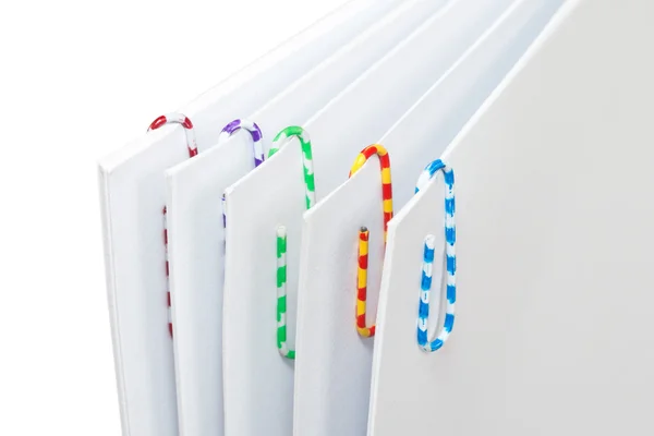 Białe arkusze papieru z kolorowe spinacze do papieru — Zdjęcie stockowe