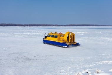 hovercraft donmuş nehir kıyısında