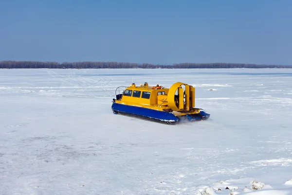 Luftkissenboot am Ufer eines zugefrorenen Flusses — Stockfoto
