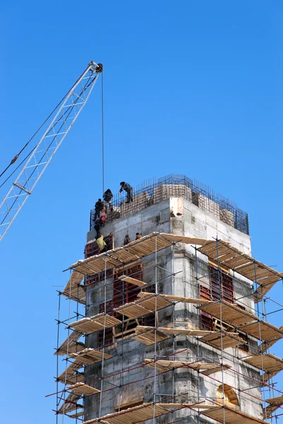 塔大厦正在建设与起重机在蓝蓝的天空黑色 — 图库照片