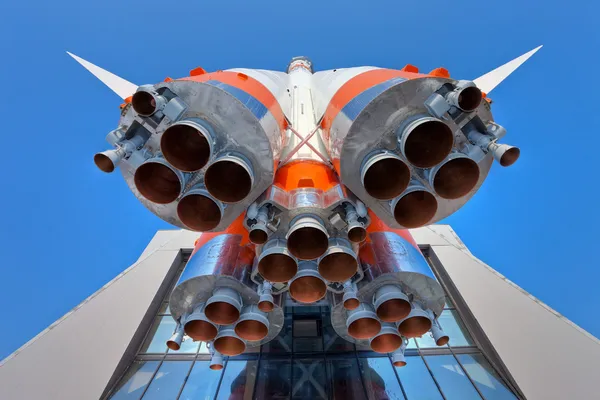 Detaljer för utrymme raketmotor över blå himmel bakgrund — Stockfoto