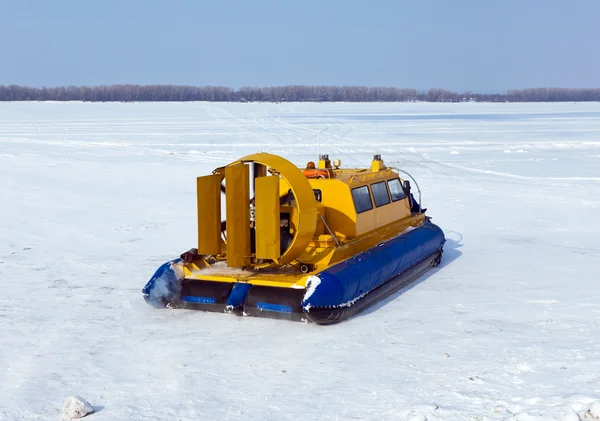 Hovercraft sur la rive d'une rivière gelée — Photo