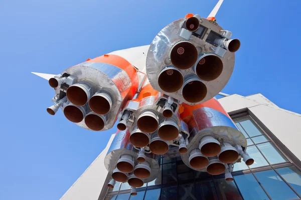 Detalles del motor de cohete espacial sobre fondo azul cielo —  Fotos de Stock