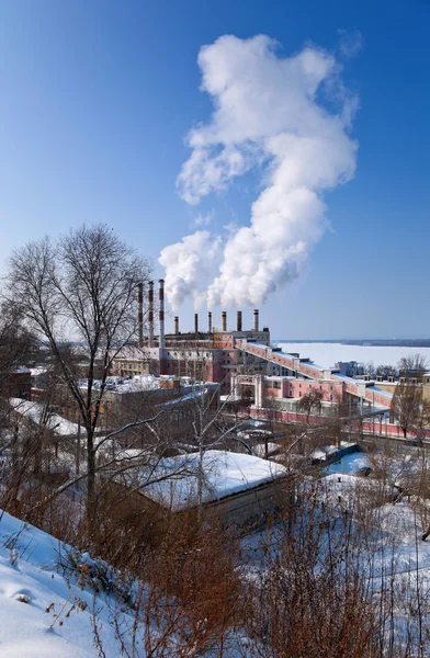 Sigara bacaları mavi gökyüzü ile büyük fabrika — Stok fotoğraf