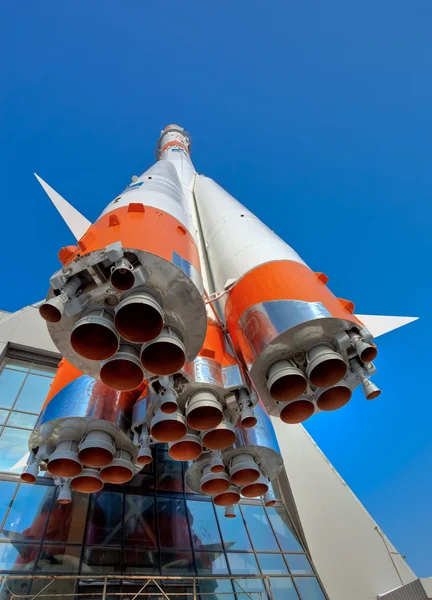 Russo foguete de transporte espacial sobre fundo céu azul — Fotografia de Stock