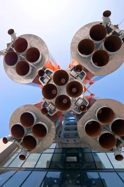 Details of space rocket engine over blue sky background — Stock Photo, Image