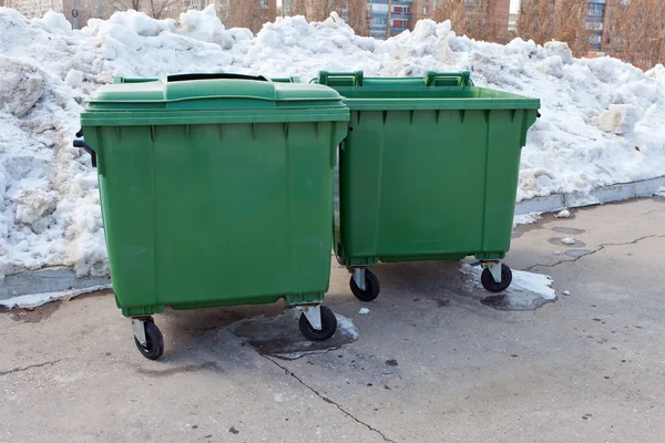 Zwei grüne Recycling-Container im Winterpark — Stockfoto