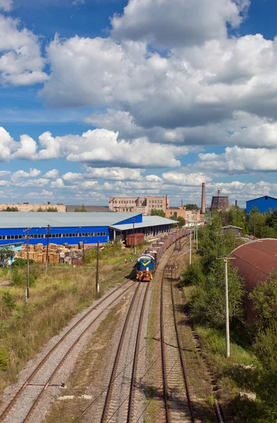 Industriellt landskap med skorstenar och tåg. — Stockfoto
