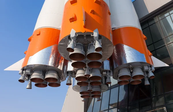 Detalhes do motor de foguete espacial sobre fundo azul céu — Fotografia de Stock