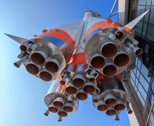 Mavi gökyüzü arka plan üzerinde alan roket motoru detayları — Stok fotoğraf
