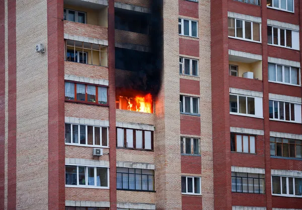 Pożar w jednym z apartamentów dużej kamienicy — Zdjęcie stockowe