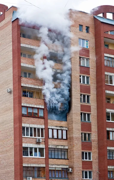 Пожар в одной из квартир большого многоквартирного дома — стоковое фото