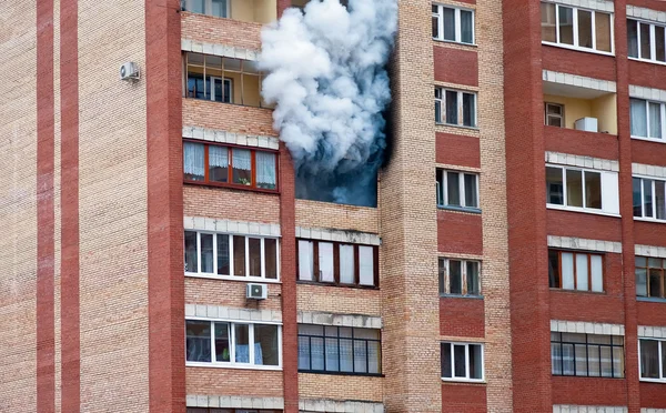 Brand in einer Wohnung eines großen Mietshauses — Stockfoto