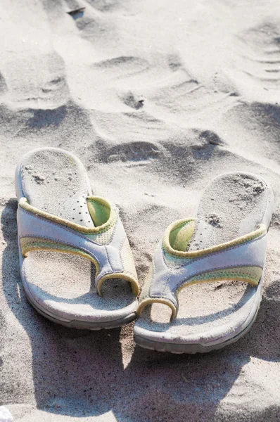 Chinelos e areia — Fotografia de Stock