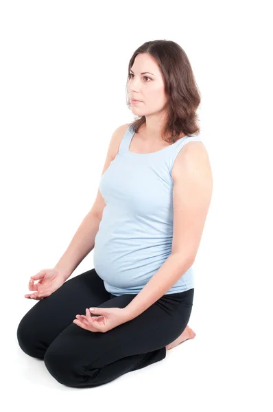 Retrato de mulher muito grávida praticando ioga — Fotografia de Stock