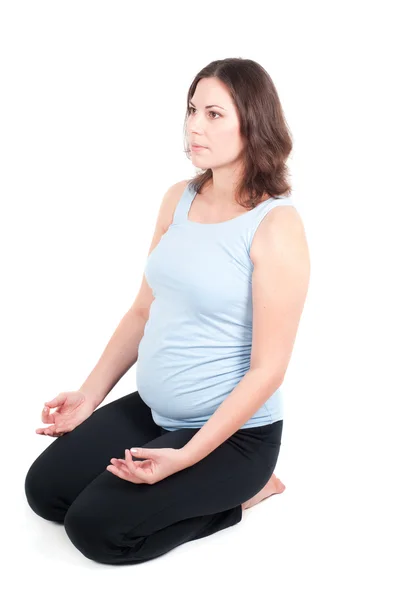 Porträtt av ganska gravid kvinna utövar yoga — Stockfoto