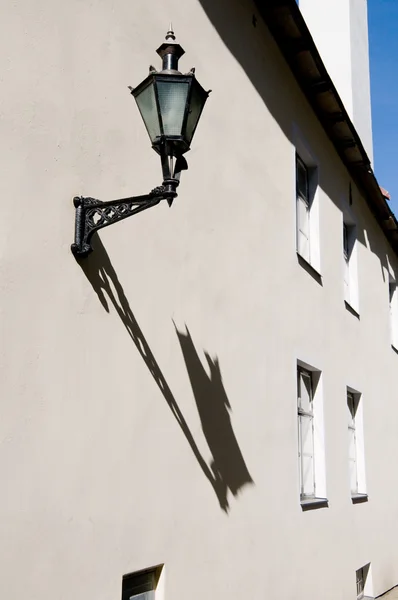 Lanterna antiga em uma parede — Fotografia de Stock