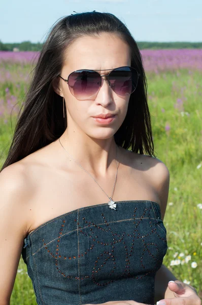 Beautiful brunette woman in sunglases — Stock Photo, Image