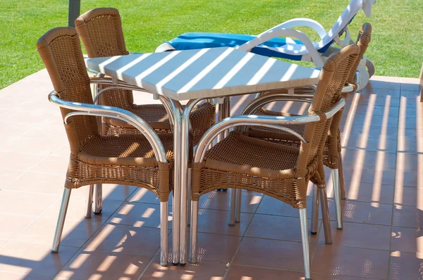 Sillas y mesa cerca de apartamentos — Foto de Stock