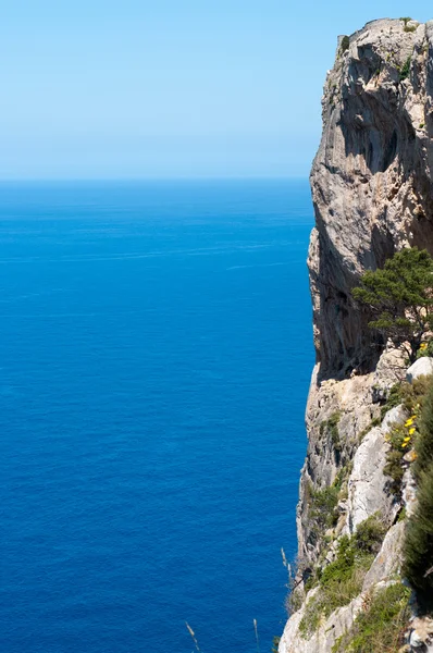Cliff and blue sea — Stock Photo, Image